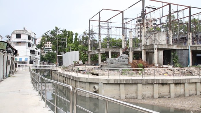 Pattaya officials issued a demolition order for an illegal bridge across the South Pattaya flood-control canal and issued a stop-work order and directed the property owner to remove it.