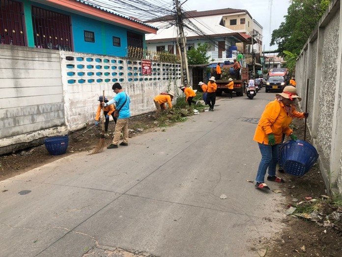 Pattaya and the Soi Khopai Community joined to cut grass and collect garbage on Soi Vientiane.