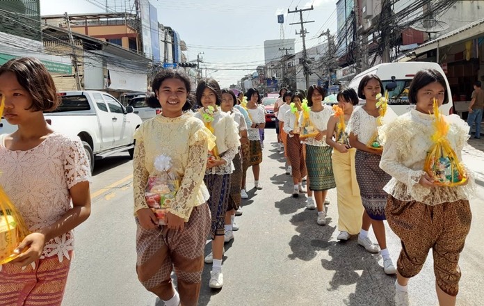 Pattaya School No. 9 bring along alms for the monks at Photisampan Temple.