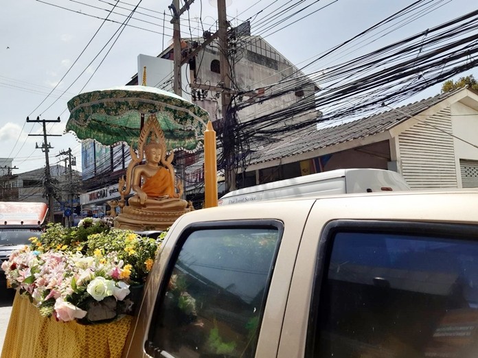 The candle parade left from the school’s Naklua Road entrance and proceeded to Lan Po Market then to Photisampan Temple.