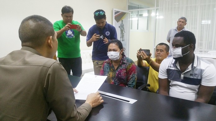 Nigerian Uchenna Josep Amujiogu and his Thai wife Wadsana Kanjeak were arrested for running an online romance scam to bilk a lonely woman out of 1.5 million baht.