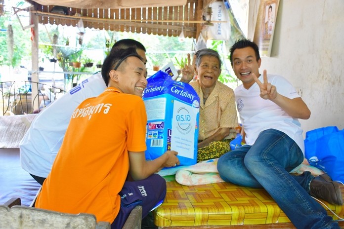 Sattahip MP A. Tatira Plukprapha and student volunteers brought relief supplies to 14 sick and elderly residents in three subdistricts.