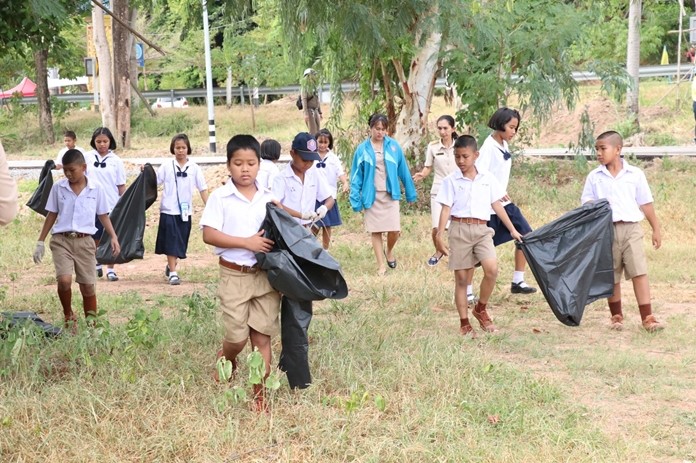 Students and teachers collect garbage around the Khao Phothong Temple area.
