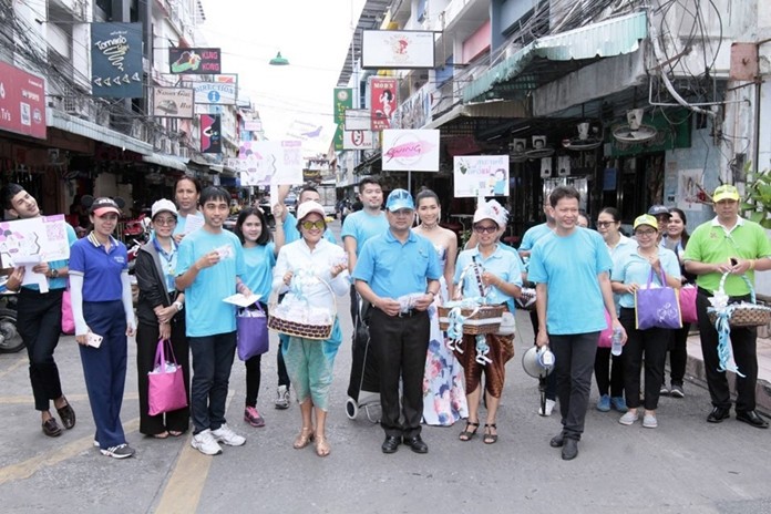 Athipat Yingsiritanyarat, Pattaya City Deputy Manage and Wilaiwan Phuleanglua together with their team walked along Soi 6 (Yodsak) giving knowledge to the businesses and staff on prevention of sexually transmitted diseases. (PCPR)