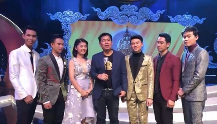 The six Luk Thung singers are ready for their big night.