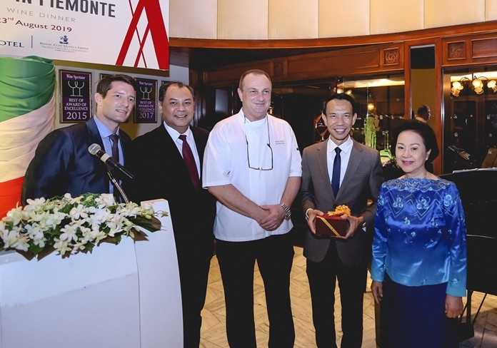 Mrs. Panga Vathanakul, MD of the Royal Cliff Hotels Group (right), GM Prem Calais (2nd left), and Thibault Sellier, Resident Manager of the Royal Wing Suites and Spa (left) along with Royal Cliff’s Executive Chef Peter Held (centre) present a token of appreciation to guest speaker Sunthorn Lapmul, Director of Marketing of Wine Dee Dee. Co, Ltd.