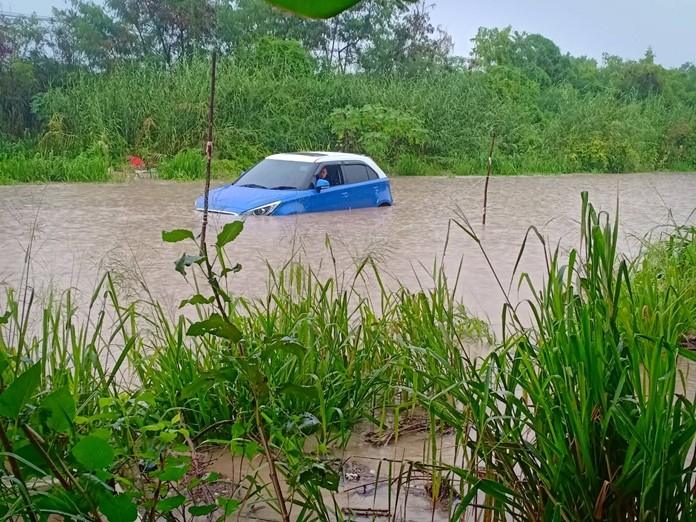 Flooding on the Khao Talo Railway Road drowned cars and stopped traffic.