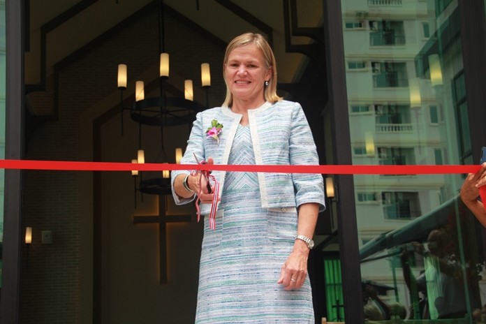 HE Kjersti Rødsmoen, the ambassador of Norway, cuts the ribbon to inaugurate the Norwegian Seaman’s Church in Pattaya.