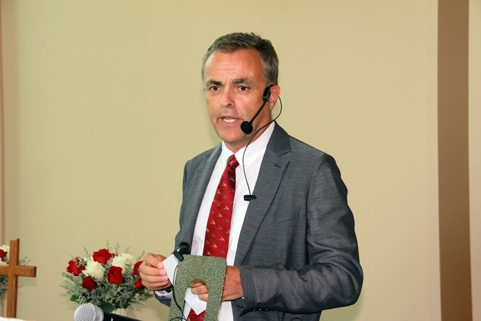 Per Christian Østeby, Deaconal worker at Sjømannskirken, speaks to the congregation.