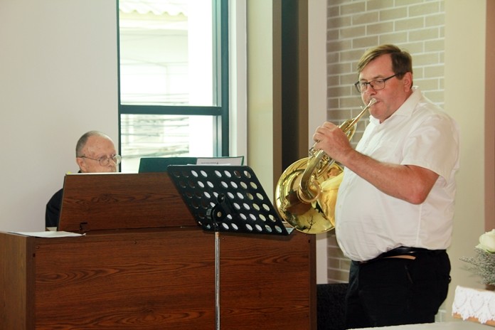 Organist Erik Schou and hornist Øystein Brevik play soul-searching music befitting the holy ceremonies.