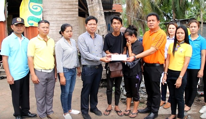 Executives of Nong Plalai Municipality, led by sub-district mayor Pinyo Homklin, paid a visit to the Yaidee family on Sept. 5, offering condolences and pledging their support in the form of money, donated food stuffs and structural repairs to the house.