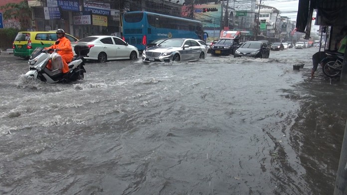Many areas of Pattaya were swamped after heavy rain hit the city Sept. 26 and caused a huge tailback of traffic on the city’s major thoroughfare.