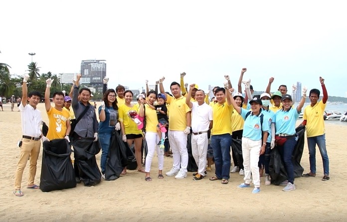 Dozens of volunteers and city workers teamed up with local herbal business operators to stage a garbage collection day on Pattaya Beach.