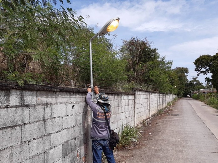 After receiving numerous requests from concerned residents, city workers have now installed street lights along Soi Klong Sua Pao.