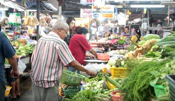 Thanee Sansuk, a 20-year veteran vegetable seller at Chaimongkol Market in South Pattaya, said that due to the floods, about 20% of the produce arriving at the market is bruised or spoiled.
