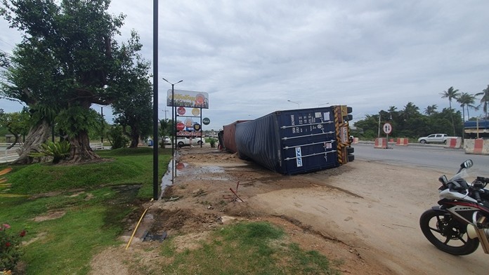 An 18-wheel truck tipped over Aug. 30, spilling its load of mouthwash chemicals on Highway 36 entering Nong Plalai.