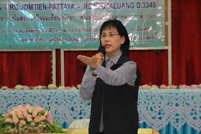 President Suphan Wiboonma of the Rotary Club of Phra Nakhon speaks to the children about the objectives of the day’s activities.