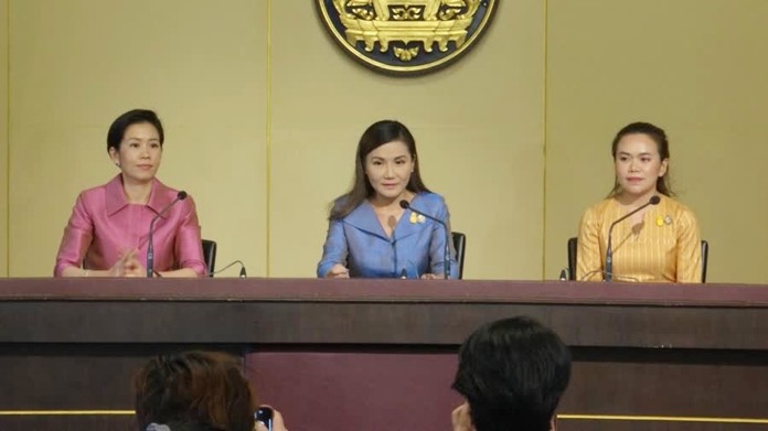 Government Spokesperson Narumon Pinyosinwat (center) announced the approval of the extension to the government’s welfare campaign for low-income earners by one year.