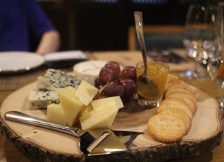 A cheese and cracker hors d’oeuvres plate was served with the Highland.