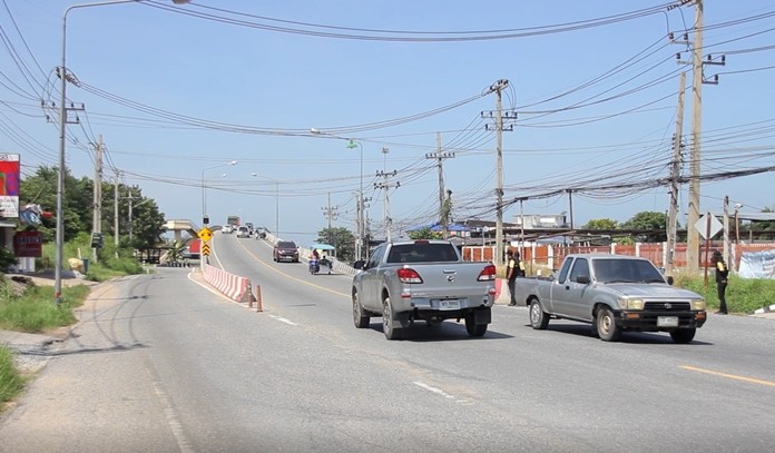 Problems for commuters have arisen in Khao Maikaew due to unclear traffic lines at the Highway 3240 (Chaiyapornwithi) junction with Rural Road 4095, and at Pong Interchange where people are making quick U-turns to get onto the overpass.
