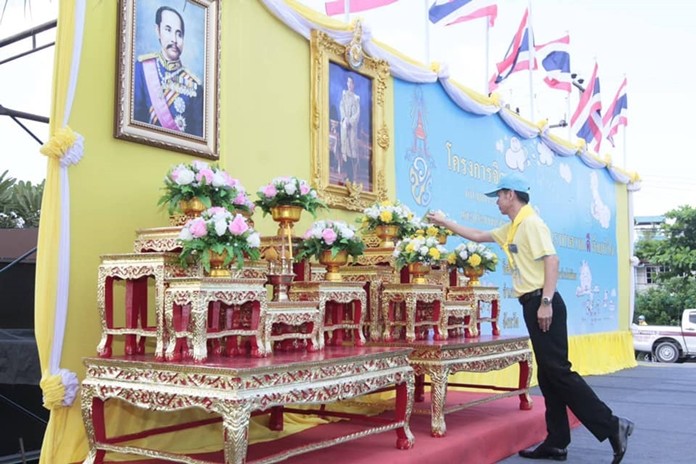 Banglamung District Chief Amnart Charoensri, pays homage to Rama V before setting out to “do good”.