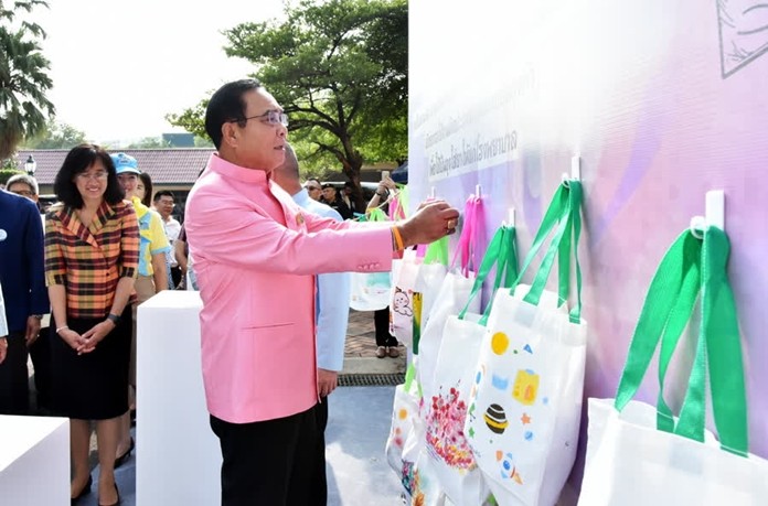 The Prime Minister has invited the general public to opt for reusable fabric bags instead of single-use plastic bags, to help reduce waste and pollution.