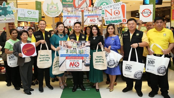 Natural Resources and Environment Minister Varawut Silpa-archa and a group of officials joined the volunteer activity to reduce the use of plastic bags.