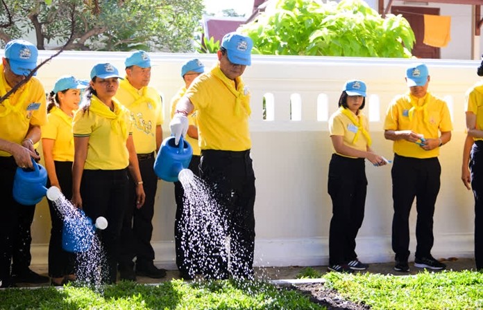 Prime Minister Prayut Chan-o-cha yesterday joined a group of volunteers to clean up Somanas Rajavaravihara temple in Bangkok.