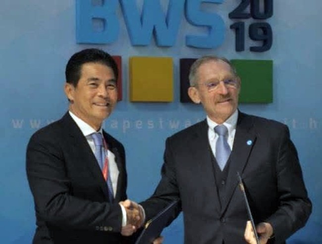 Minister attached to the Prime Minister’s Office Tewan Liptapallop and Hungarian Minister of the Interior Sandor Pinter shake hands after an MOU was signed between the two countries.