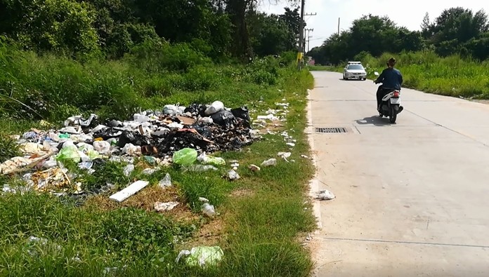 Someone’s been dumping nasty, smelly garbage on the side of the road in the Soi Marbsong-Boxing Camp 6 area, and local people want Nongprue Municipality to find out who it is, stop them, and clean up the mess.