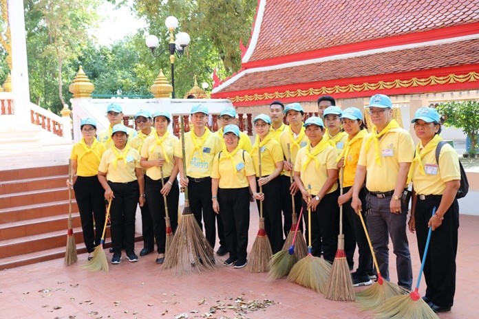 Banglamung District Chief Amnart Charoensri, accompanied by volunteers from 904 Vor Por Raw, cleaned Wat Nongprue to commemorate the royal anniversary of HM King Rama IV’s birth.