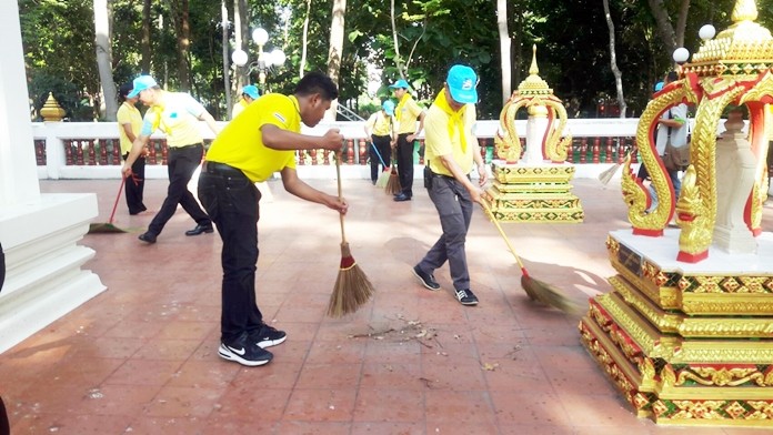 Volunteers swept the main hall and cleaned up the area surrounding the temple in order to do good deeds in commemoration of HM King Mongkut’s kindness towards his subjects.