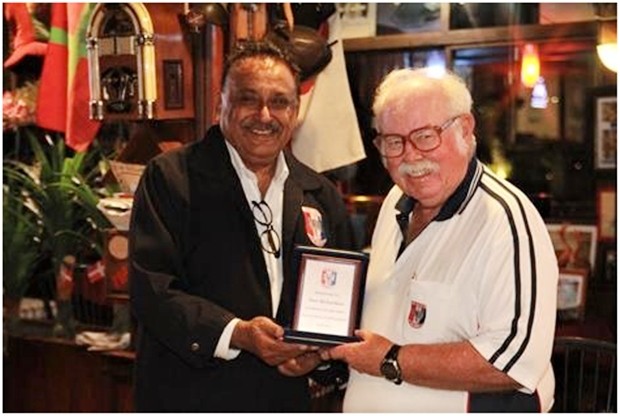 Dave receives a plaque from PSC President Peter Malhotra to thank him for his 25 years’ contribution to golf in Pattaya.