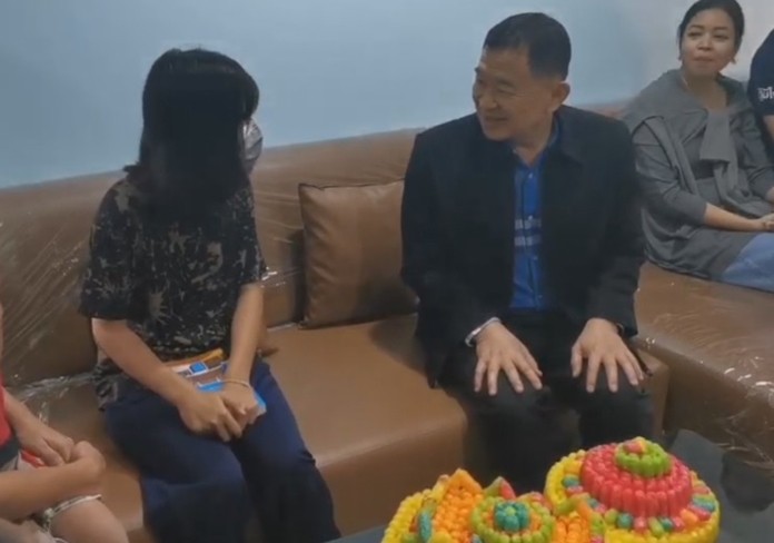 Deputy Commerce Minister Weerasak Wangsuphakijkosol, speaks to the 15-year-old girl student who was falsely accused of copyright piracy.