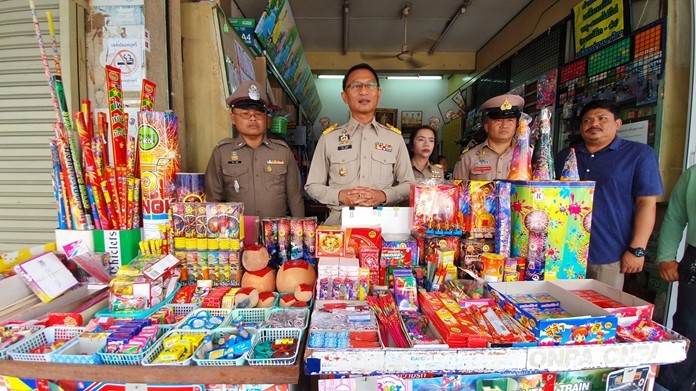 District Chief Anucha Intasorn, security officers and military personnel inspected four shops at the market100 Years Market to ensure vendors weren’t selling fireworks illegally before Loy Krathong.