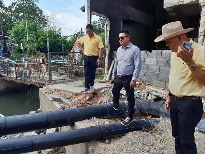 Deputy Mayor Banlue Kullavanijaya has ordered a city contractor to reopen a busy Naklua intersection where underground work was completed, but left unpaved.