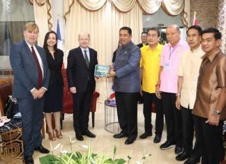 French ambassador to Thailand, .E. Jacques Lapouge was welcomed to city hall by Mayor Sonthaya Kunplome and his four deputies.