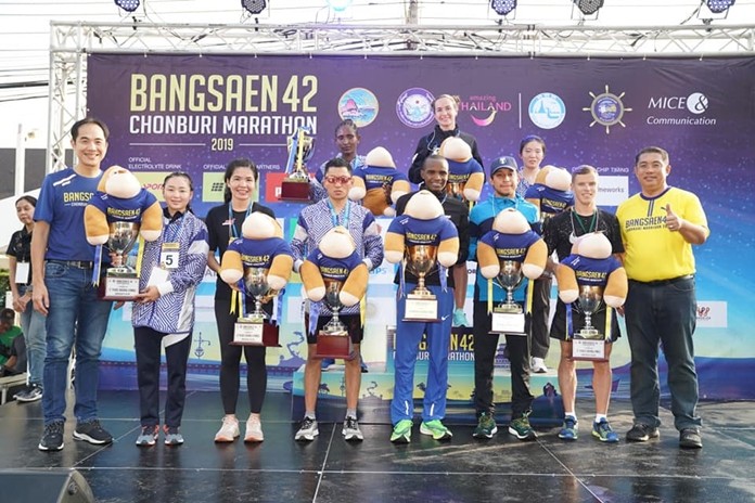Pattaya Mayor Sonthaya Kunplome (right), the honorary head of the Chonburi Sports Association, handed out the prizes for the Nov. 3 race at the Bangsaen Heritage Hotel.