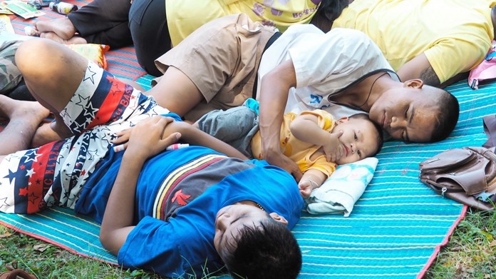 Navy recruits have a happy and relaxing day with their loved ones.