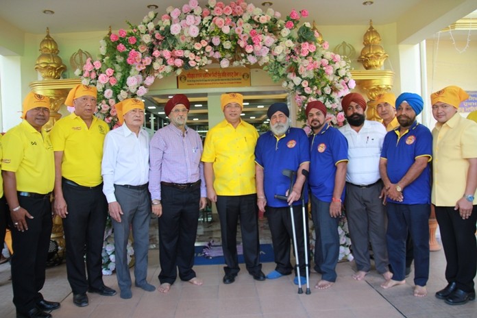 Amrik Singh (5th right) head of the Sikh community with Paramjit Singh Ghogar (4th right) and other Sikhs welcome Mayor Sonthaya and his entourage.
