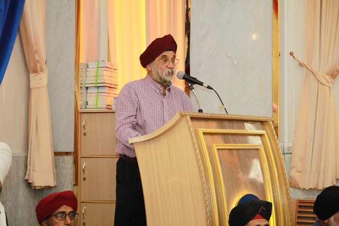 Paramjit Singh Ghogar relates the history of the Sikh religion to the distinguished visitors.