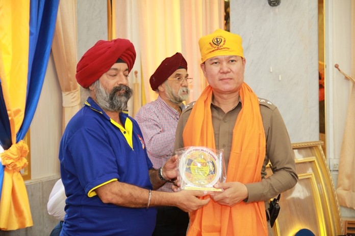 Sikh elders present sacred shawls to the visiting dignitaries.