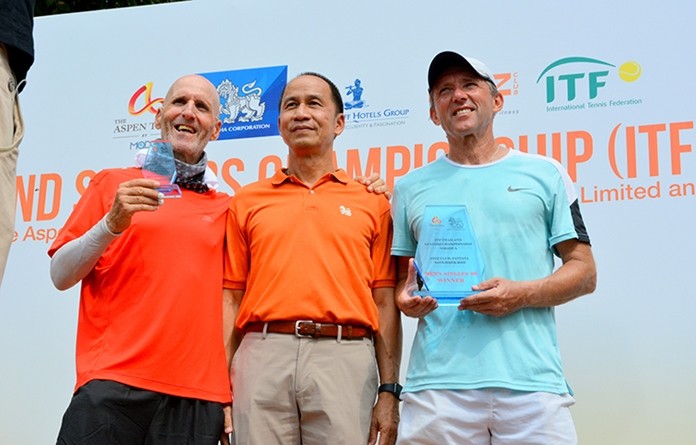 Men Singles 60+ (L to R) Simon Rapoport (ISR), Singha Corporation sponsor agent, and Jiri Cermak (CZE).