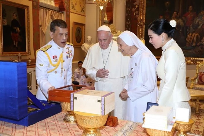 Their Majesties exchange gifts with Pope Francis, during the pope’s visit to the Dusit Palace in Bangkok, Nov 21.