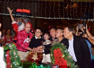 Pattaya mayoral advisor Rattanachai Sutidechanai, General Manager Denis Thouvard, Rev. Peter Pattarapong Srivorakul, friends and honored guests flip the switch to illuminate the Christmas tree for the 10th consecutive year.