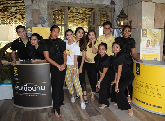 Riviera Group Marketing Manager Uboljit Thumchob and Thanthanaporn Srisura, manager of Krungsri’s Central Festival Pattaya Beach branch, host a loan fair featuring special offers and financial education.