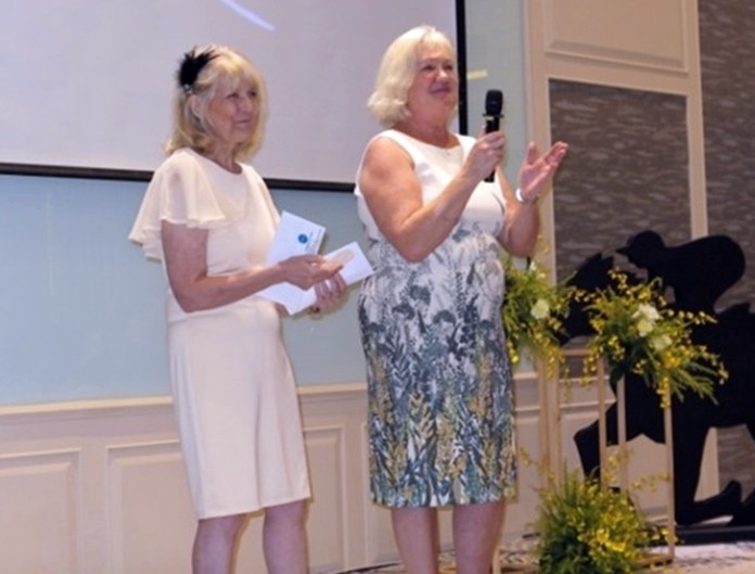 President Sue (left) und Jayne are the MCs of the event.