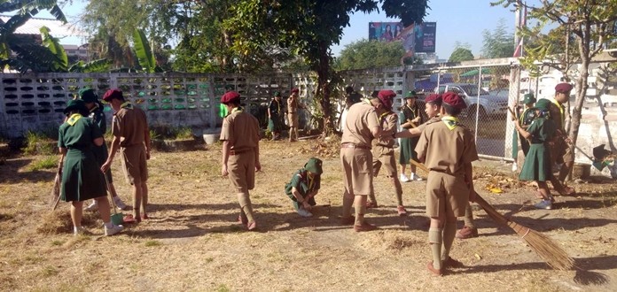 Jirawat Plukjai, president of the Chumsai Community, joined pupils from Arunothai School for a cleanup project commemorating Father’s Day earlier in the month.