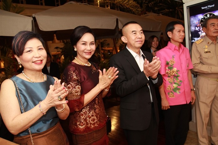 PrachoomTantiprasertsuk (left) Vice President-Sales Dusit Hotels & Resorts together with the distinguished guests.