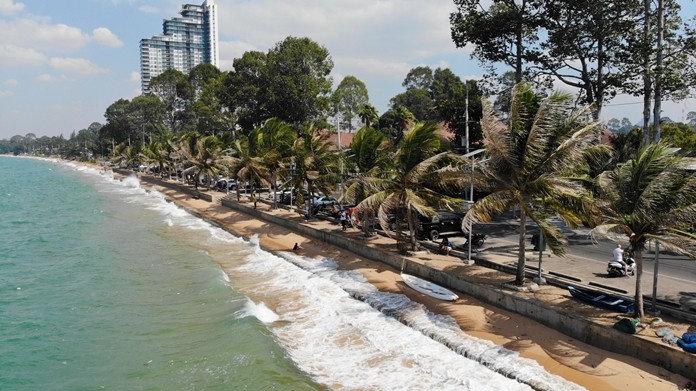 Sattahip beachgoers are being warned about big waves reaching up to a meter tall whipped up by strong winds.